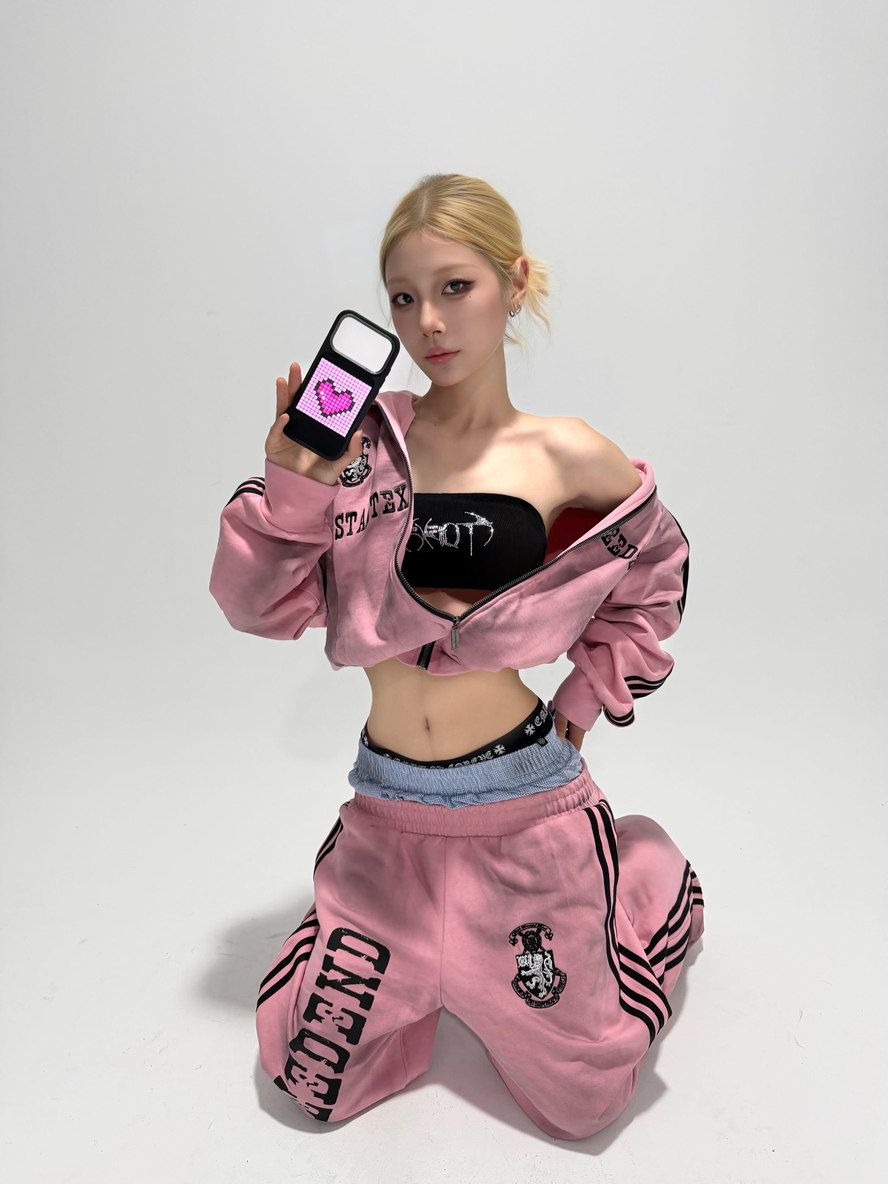 핑크 스포츠 룩과 핑크 픽셀 하트 케이스