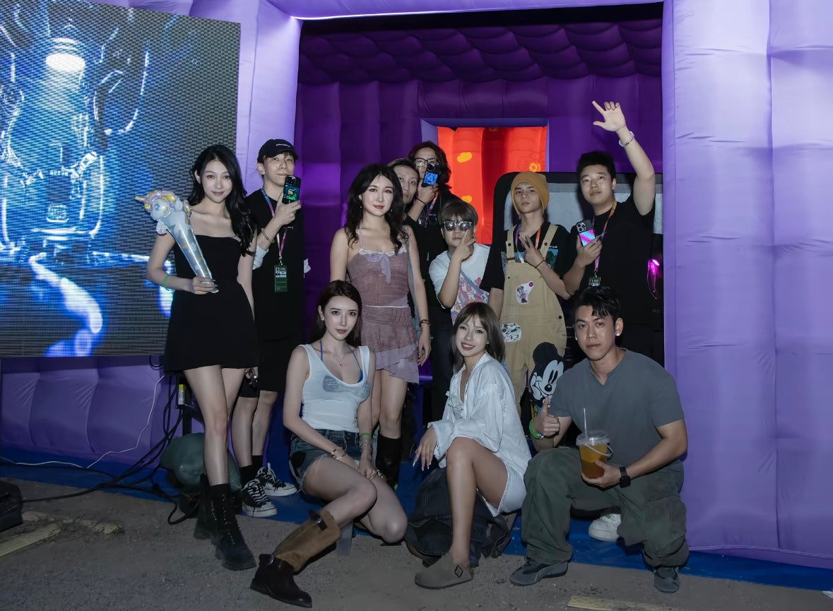 VAC 콜라보에서 픽셀 케이스를 보여 주는 참가자