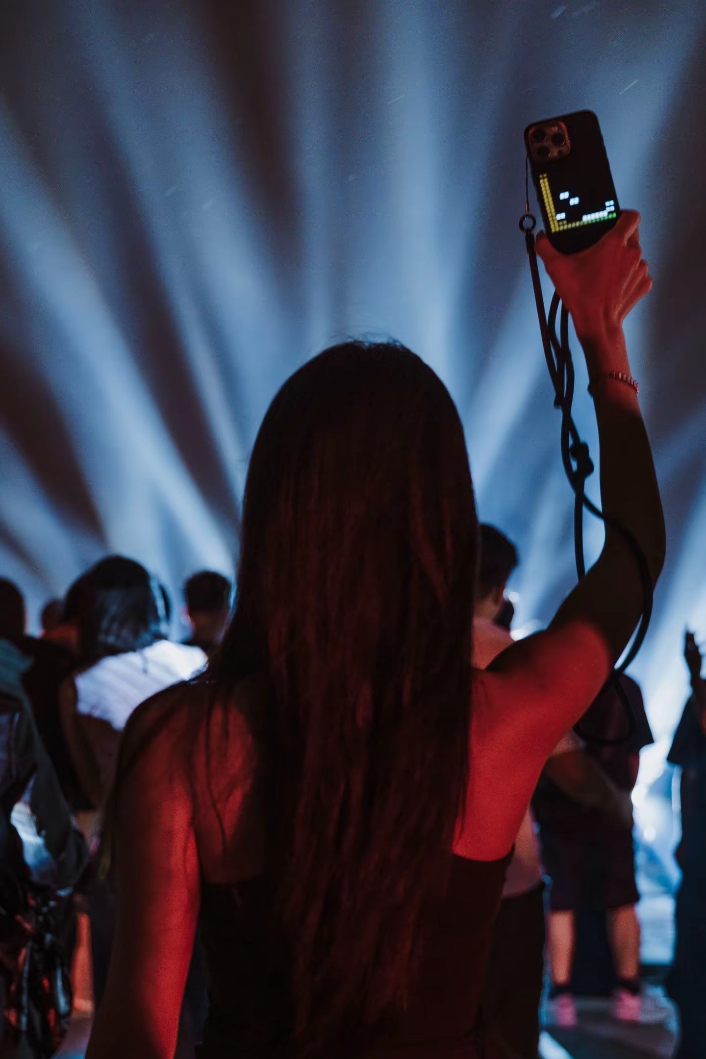 Funda pixel alzada entre la multitud del concierto