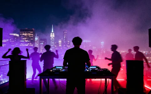 Encuentro de música electrónica al aire libre sobre las nubes