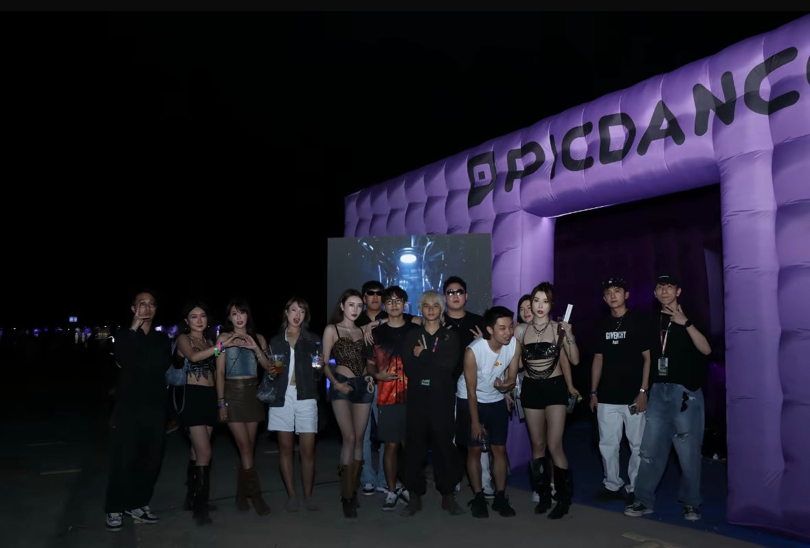 Grupo de participantes junto al espacio PICDANCE en la colaboración VAC